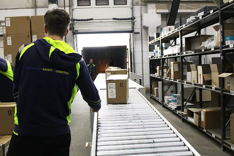 lossen van een zeecontainer door onze losploeg